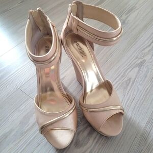 Jennifer Lopez Women's Nude Heels